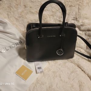 LIKE NEW- BLACK MICHAEL KORS PURSE!